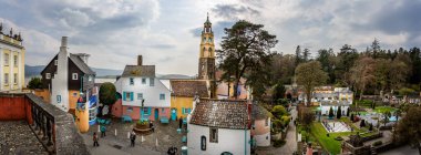 9 Nisan 2019 'da Galler' in Portmeirion kentindeki İtalyan köyünün panoramik görüntüsü