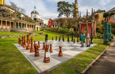 9 Nisan 2019 'da Galler' de dev satranç tahtasıyla Portmeirion 'daki İtalyan köyü.
