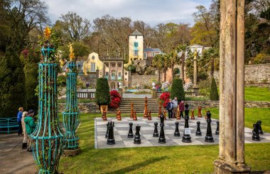 9 Nisan 2019 'da Galler' de dev satranç tahtasıyla Portmeirion 'daki İtalyan köyü.