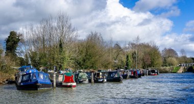 10 Mart 2019 'da İngiltere' nin Wiltshire kenti yakınlarındaki Caen Locks 'taki Kennet & Avon Kanalı' na demirlemiş ev mavnaları