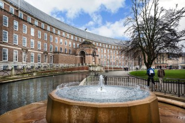 31 Aralık 2019 'da İngiltere' nin Bristol şehrinde bulunan Green Koleji 'nde bulunan Bristol Şehir Meclisi Ofisleri ve Çeşmesi