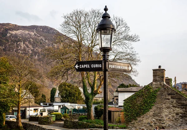 2019年4月9日にウェールズのBeddgelertにある川の橋の上にあるPorthmadog Capel Curigへの標識付きランプ — ストック写真