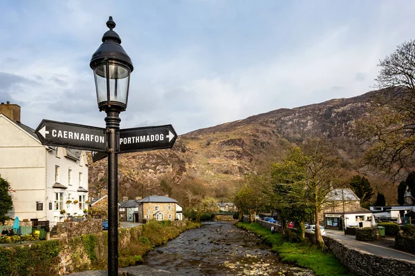 Lampe Mit Hinweisschild Porthmadog Caernarfon Auf Der Flussbrücke Beddgelert Wales — Stockfoto