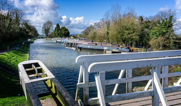 House Barges Αγκυροβόλησε Στο Κανάλι Kennet Avon Στο Caen Locks — Φωτογραφία Αρχείου