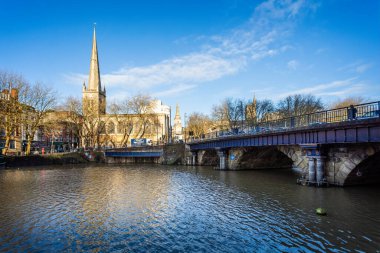 21 Aralık 2019 'da İngiltere' nin Bristol kentindeki St. Nicholas Kilisesi ve Bristol Köprüsü manzarası