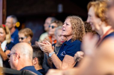23 Kasım 2019 'da Tenerife, İspanya' da Garachico 'da bir barın önünde şarkı söyleyip alkışlayan bir kadın.