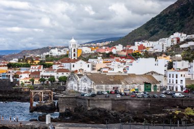 20 Kasım 2019 tarihinde İspanya 'nın Tenerife kentindeki Garachico kıyı kasabasına tepeden bakan panoramik manzara