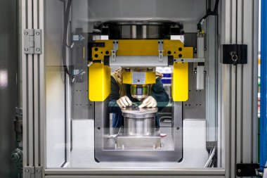 24 Ekim 2019 'da Perth Mint, Avustralya' da gümüş sikke basmak.