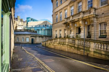 4 Şubat 2019 'da Bath, Somerset, İngiltere' deki Hot Bath caddesinin aşağısındaki en iyi spa yüzme havuzuna bakın.