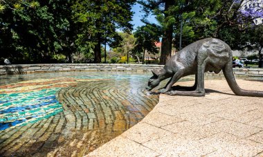 24 Ekim 2019 'da Avustralya' nın Merkez İş Bölgesi 'ndeki Belediye Binası ve Sterling Bahçeleri önünde Kanguru heykeli