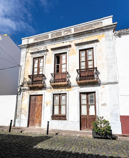 Edifício Branco Antigo Com Janelas Portas Madeira Intemperizadas Pintura Ferro — Fotografia de Stock