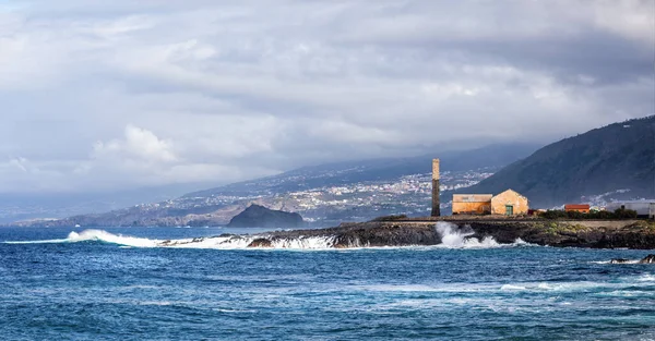 Grandes Olas Que Estrellan Contra Las Rocas Cerca Una Antigua — Foto de Stock