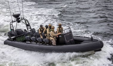 23 Ekim 2019 'da Avustralya' nın Perth kenti yakınlarındaki Swan Nehri 'nde devriye gezen yüksek hızlı RB ile Su Polisi' nin kamuflajını kapatın.