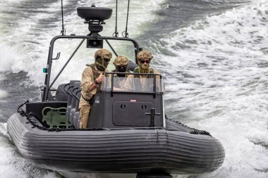 23 Ekim 2019 'da Avustralya' nın Perth kenti yakınlarındaki Swan Nehri 'nde devriye gezen yüksek hızlı RB ile Su Polisi' nin kamuflajını kapatın.