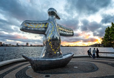 İlk kontak heykel çalışması 22 Ekim 2019 'da Elizabeth Quay, Perth, Avustralya' da gün batımında aydınlatıldı.