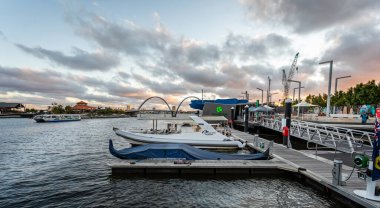 22 Ekim 2019 'da Perth, WA, Avustralya' daki Elizabeth Quay 'de güzel gün batımı ışığı