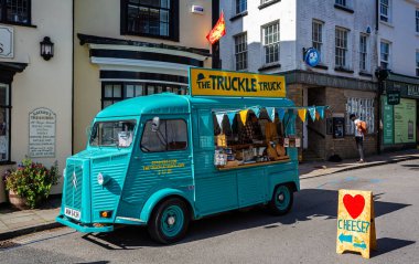 15 Eylül 2019 'da Shaftesbury, Dorset, İngiltere' deki açık sokak pazarında peynir satan eski bir Citroen kamyonu.