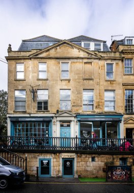 4 Şubat 2019 'da George Caddesi, Bath, Somerset, İngiltere' de yükseltilmiş yürüyüşte olan Gürcü binası manzarası