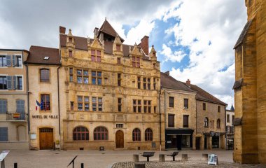 7 Eylül 2019 'da Burgundy, Fransa' nın Paray Le Monial kentindeki ortaçağ belediye binası.