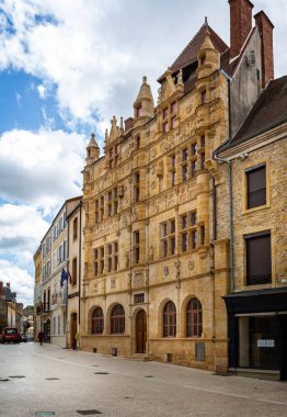 7 Eylül 2019 'da Burgundy, Fransa' nın Paray Le Monial kentindeki ortaçağ belediye binası.