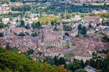 5 Eylül 2019 'da Saint Sebastien Dağı' nın tepesinden Autun, Burgundy, Fransa 'nın Autun şehrinin ve Saint Lazarus katedralinin manzarası