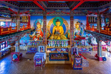 3 Eylül 2019 'da Burgundy, Fransa' da Bin Buda Tapınağı 'nda dev Buda heykelleri