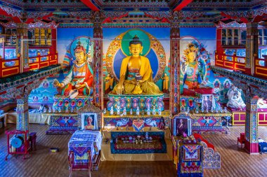 3 Eylül 2019 'da Burgundy, Fransa' da Bin Buda Tapınağı 'nda dev Buda heykelleri