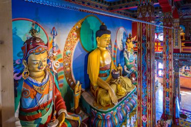 3 Eylül 2019 'da Burgundy, Fransa' da Bin Buda Tapınağı 'nda dev Buda heykelleri