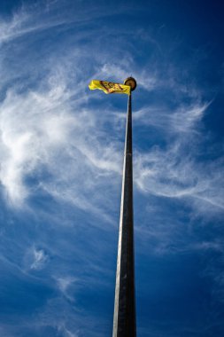 Budist bayrağı mavi gökyüzünde dalgalanan Burgundy, Fransa 'daki Bin Buda Tapınağı' nda 3 Eylül 2019 'da