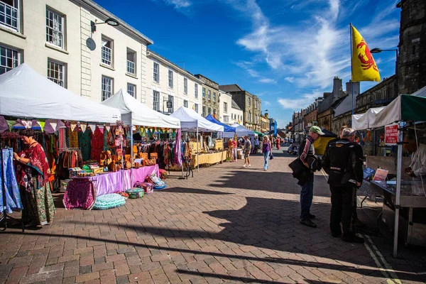 15 Eylül 2019 'da High Street, Shaftesbury, Dorset, İngiltere' deki açık sokak pazarı