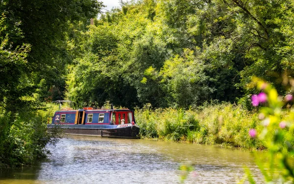 Färgglada Pråmar Förtöjda Lugn Miljö Kennet Och Avon Canal Wiltshire — Stockfoto