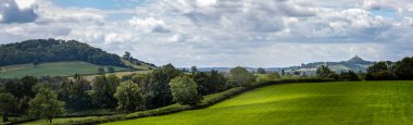 Tarihi Glastonbury Tor ile Somerset kırsalının panoramik manzarası