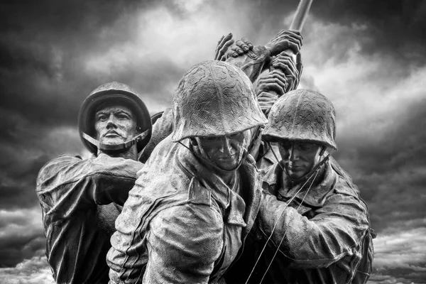 ABD Deniz Piyade Teşkilatı Anıtı, 13 Mayıs 2019 'da ABD' nin Virginia eyaletinin Arlington kentinde Iwo Jima 'ya dikilen bayrağı resmediyor.