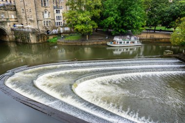 Pulteney Weir ve Tour Boat 19 Ağustos 2020 'de Bath, Somerset' te.