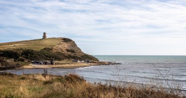 Clavell Kulesi 26 Ağustos 2020 'de Kimmeridge Körfezi, Purbeck Adası, Dorset, İngiltere' deki Hen Cliff 'in tepesinde.
