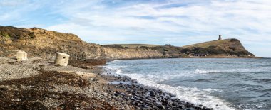 Panoramik Kimmeridge Körfezi deniz manzaralı. Deniz kıyısında 2. Dünya Savaşı hapı kutusu ve 26 Ağustos 2020 'de İngiltere' nin Purbeck Adası 'ndaki Kimmeridge tepesinde Clavell Kulesi.