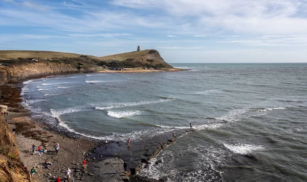 Kimmeridge Körfezi 'nin panoramik deniz manzarası. Clavell Kulesi, 26 Ağustos 2020' de Kimmeridge Körfezi Kimmeridge Adası 'ndaki Hen Cliff' in tepesinde.