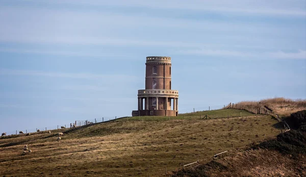 Clavell Kulesi 26 Ağustos 2020 'de Kimmeridge Körfezi, Purbeck Adası, Dorset, İngiltere' deki Hen Cliff 'in tepesinde.