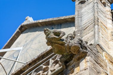 30 Ağustos 2020 'de Sherborne, Dorset, İngiltere' deki Sherborne Manastırı 'nın duvarlarında taş bir heykele yakın durun.