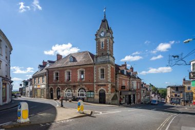 30 Ağustos 2020 'de The High Street, Wincanton, Somerset Belediye Binası ve Saat Kulesi