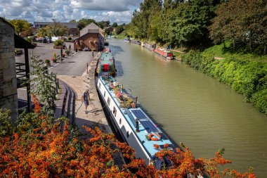 Devizes, Wiltshire, İngiltere 'de 5 Eylül 2020' de Kennet ve Avon Kanallarında bulunan Devizes Rıhtımına demirlemiş Kanal Tekneleri