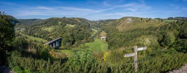 Monsal Dale 'in panoramik görüntüsü ve Monsal Head' den Mezartaşı Viyadük 14 Eylül 2020 tarihinde Derbyshire, İngiltere