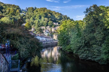 12 Eylül 2020 tarihinde Matlock Bath, Derbyshire, İngiltere 'de Matlock Bath ve Derwent Nehri manzarası ve çevre tepeler