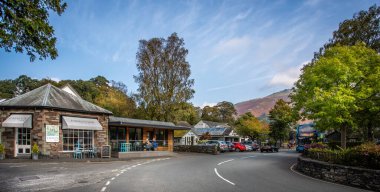 Grasmere 'deki Grasmere' de 21 Eylül 2020 'de Grasmere, Lake District, Cumbria, İngiltere' de Hellvellyn Dağı 'nın arka planındaki dükkanların görüntüsü