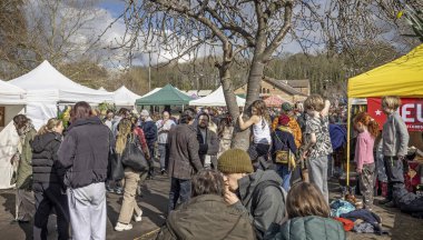 3 Mart 2024 'te İngiltere' nin Somerset kentindeki Frome Independent Sunday Market 'teki tezgahlarda oynayan çocuklar