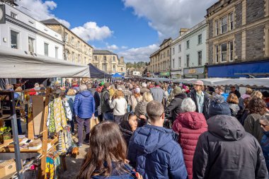 Pazar Meydanı 'ndaki Frome Independent Sunday Market, Somerset, İngiltere' de 3 Mart 2024 'te alışveriş yapan kalabalık