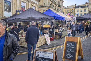 3 Mart 2024 'te Frome Independent Sunday Market, Somerset, İngiltere' de içki tezgahları kuruldu.