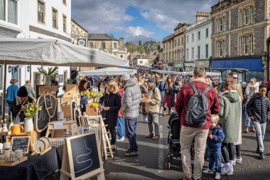 Pazar Meydanı 'ndaki Frome Independent Sunday Market, Somerset, İngiltere' de 3 Mart 2024 'te alışveriş yapan kalabalık