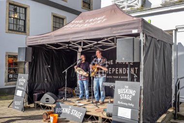 Sokak müzisyenleri 3 Mart 2024 'te Frome Independent Sunday Market, Somerset, İngiltere' deki Busking Stage 'de sahne aldılar.