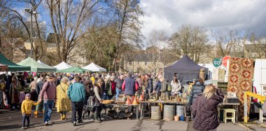 3 Mart 2024 'te İngiltere' nin Somerset kentindeki Frome Independent Sunday Market 'teki panoramik bric tezgahları